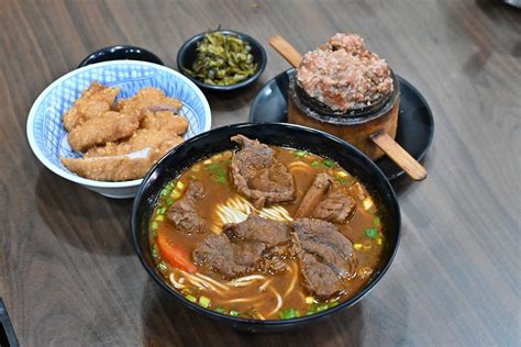 德忞牛肉麵|【中正紀念堂美食】德忞牛肉麵，牛肉麵好吃但小菜才是主角 (菜。